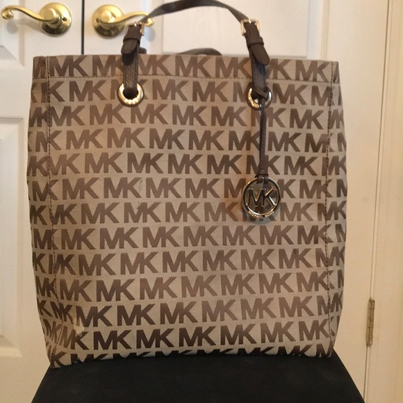 michael kors bag that fits laptop